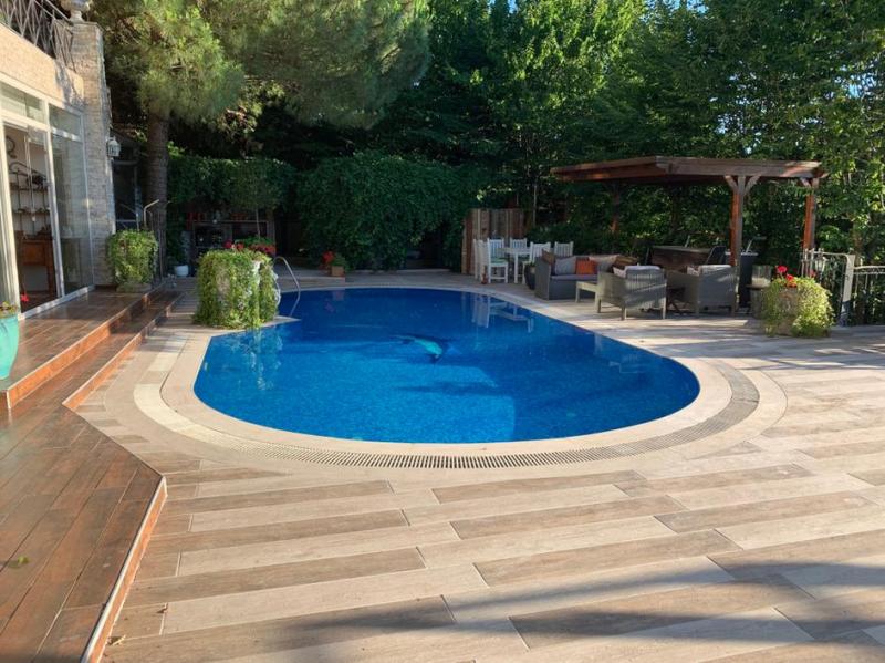 Installation de piscine &agrave; EPARGNES : comment cr&eacute;er un coin paradisiaque ?